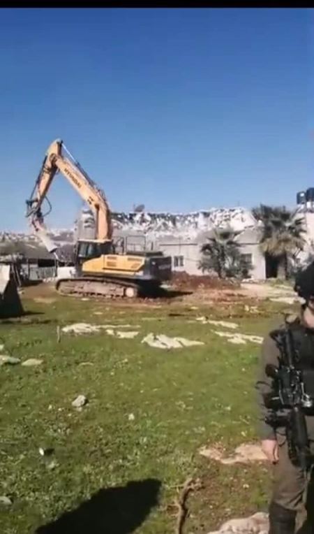 القدس .. الاحتلال يهدم منزلا في حزما